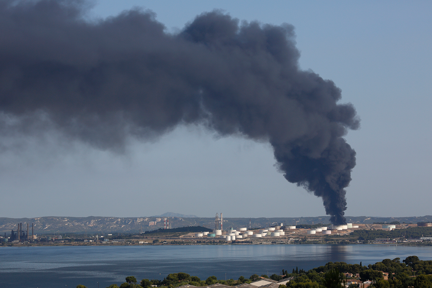 Espectacular explosión de dos tanques de una planta petroquímica en el sur de Francia