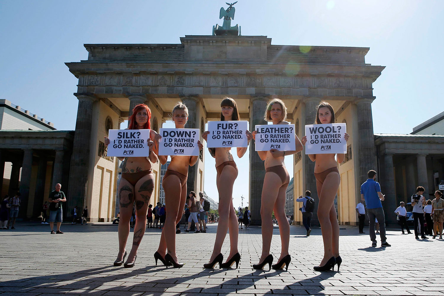 Las activistas de PETA ‘prefieren ir desnudas’ antes de vestirse con piel, lana y seda