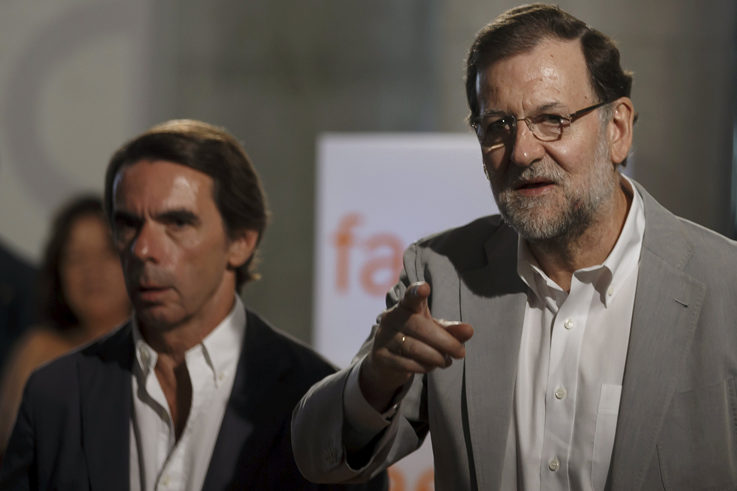 Aznar advierte en presencia de Rajoy: Cuando llega el populismo, llega para quedarse"