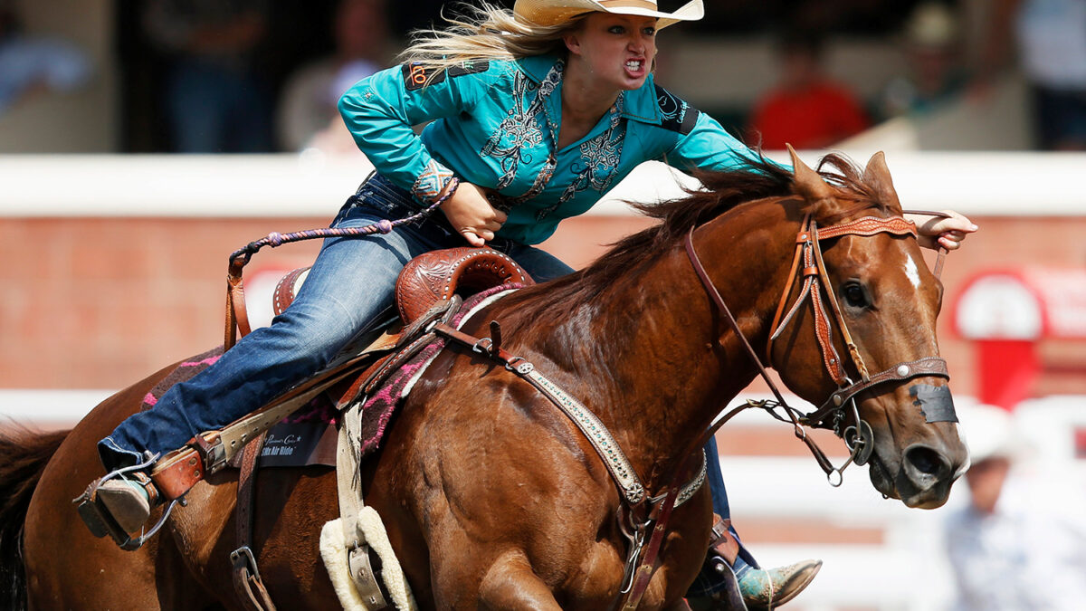 Esta mujer intenta domar la furia de su caballo desbocado en el rodeo más  famoso del mundo