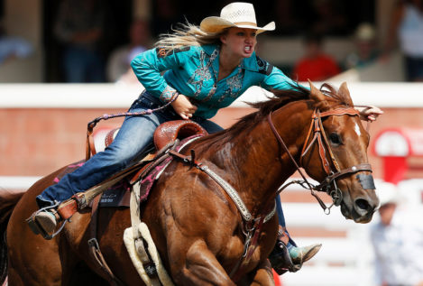 Esta mujer intenta domar la furia de su caballo desbocado en el rodeo más  famoso del mundo