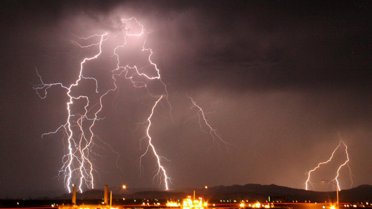 California se oscurece de pronto y recibe una tormenta eléctrica que obliga a cerrar las playas