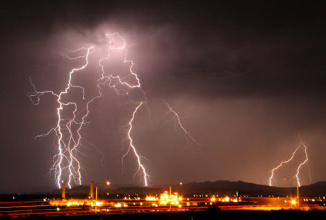 California se oscurece de pronto y recibe una tormenta eléctrica que obliga a cerrar las playas