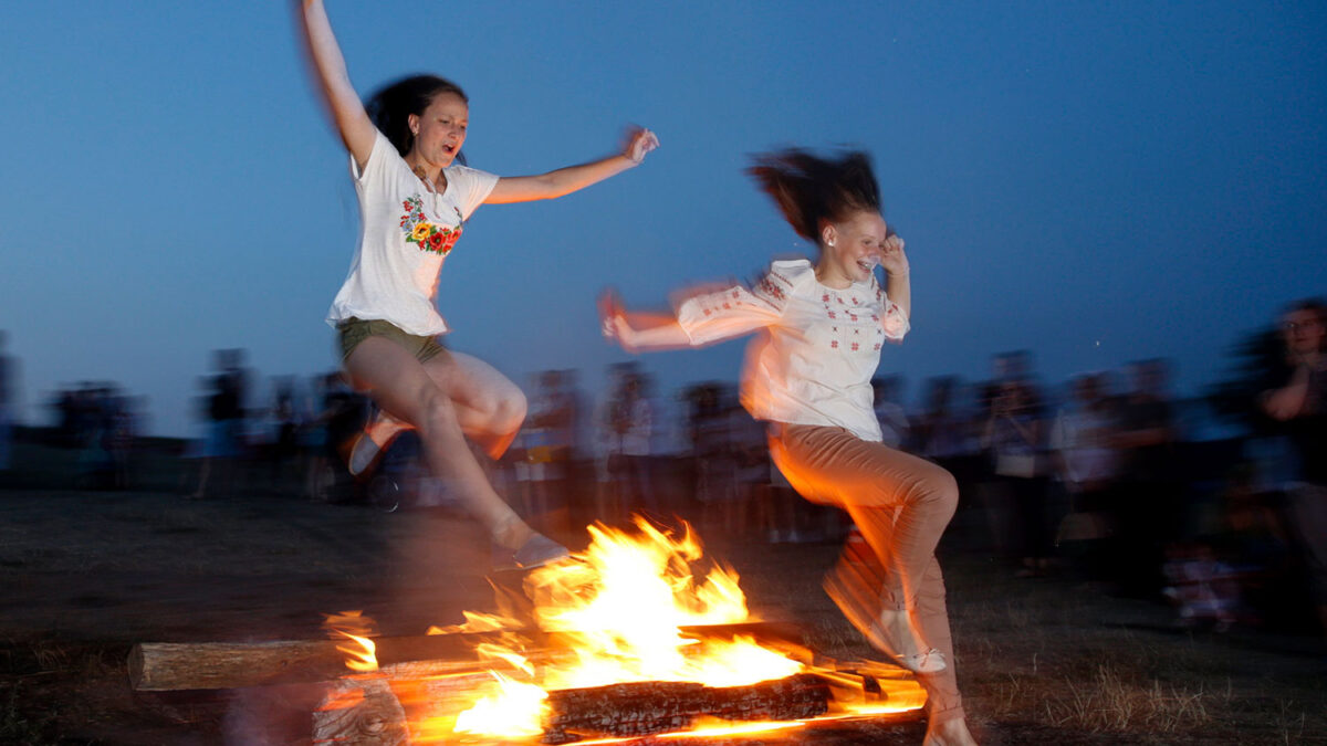 Ucrania celebra la milenaria tradición de Ivana Kupala para purgra sus pegados