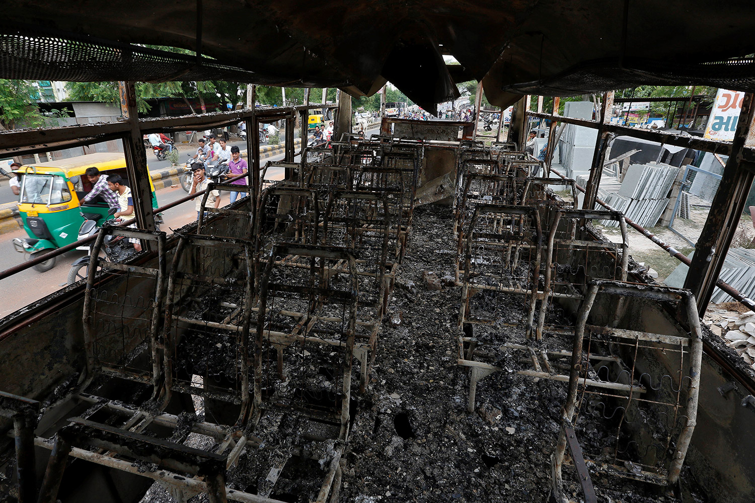India despliega paramilitares e impone el toque de queda en la capital de Ahmedabad