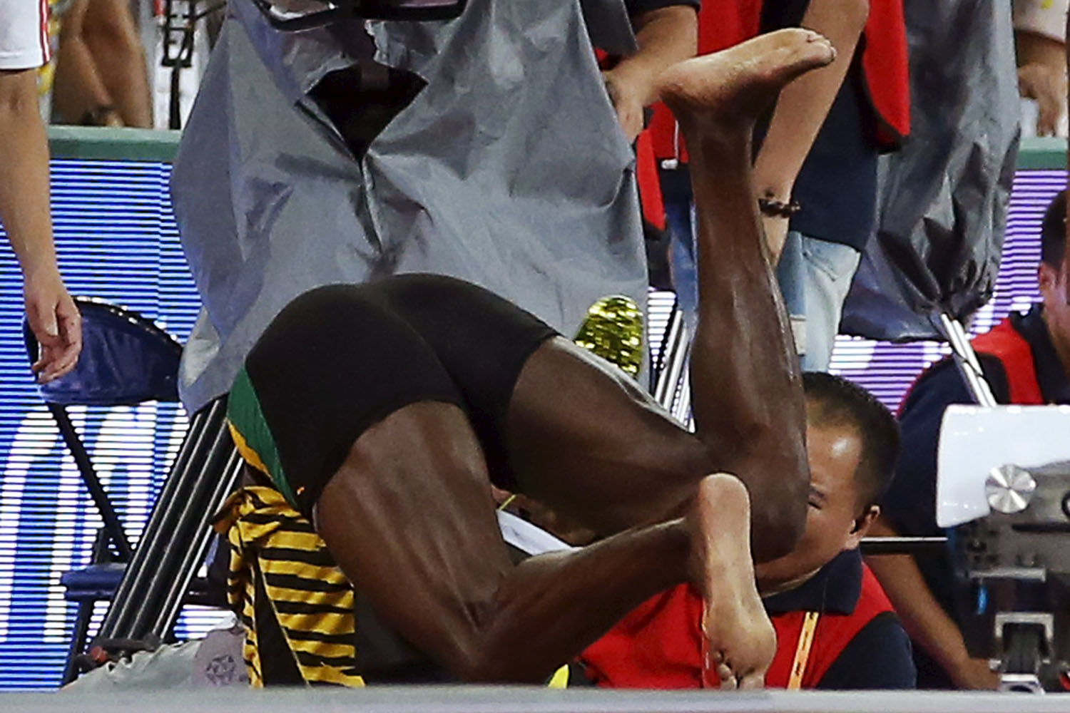 Espectacular choque de Bolt contra un cámara