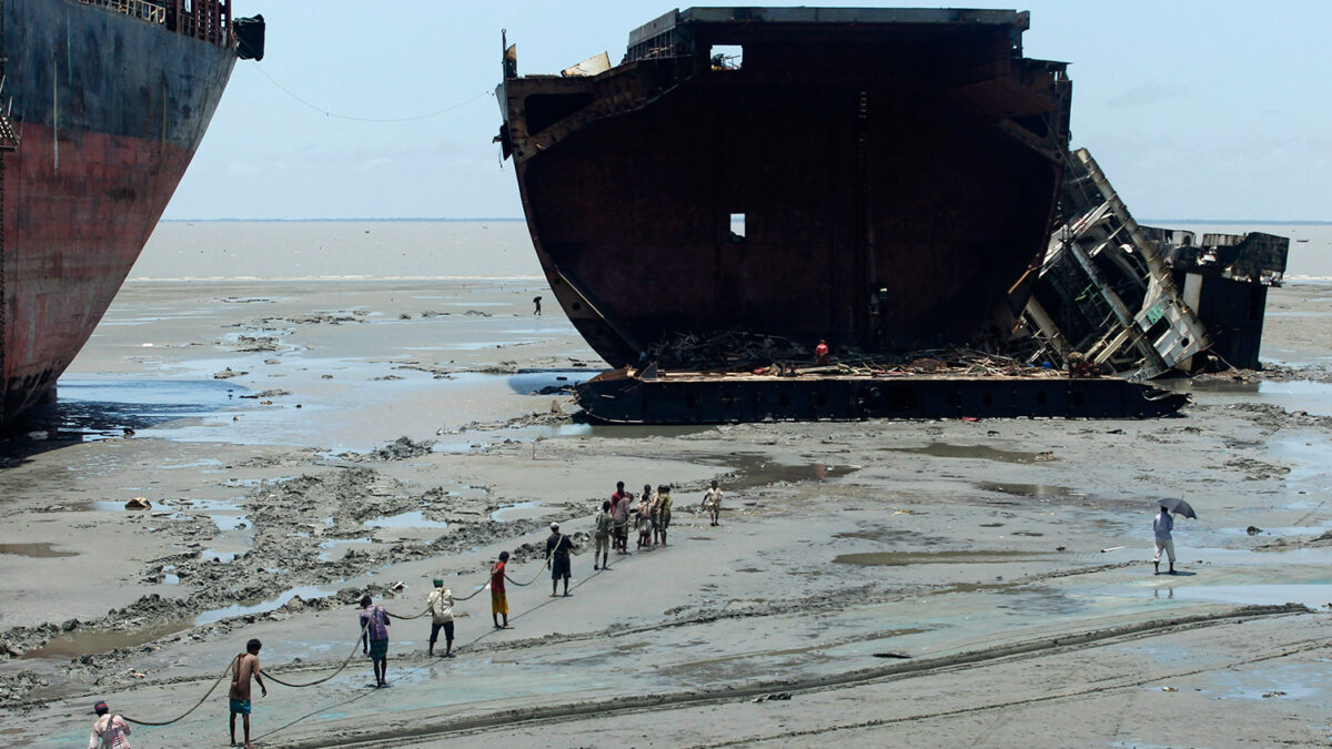 El peligroso ‘cementerio’ de los gigantes buques en Bangladés