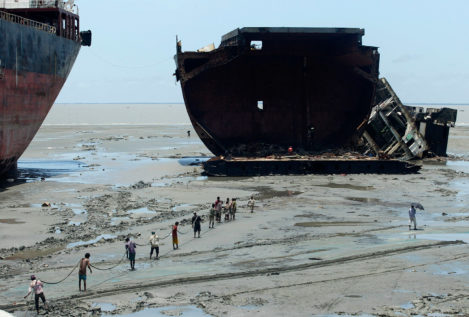 El peligroso 'cementerio' de los gigantes buques en Bangladés