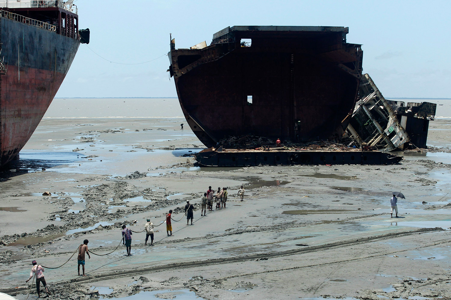 El peligroso 'cementerio' de los gigantes buques en Bangladés