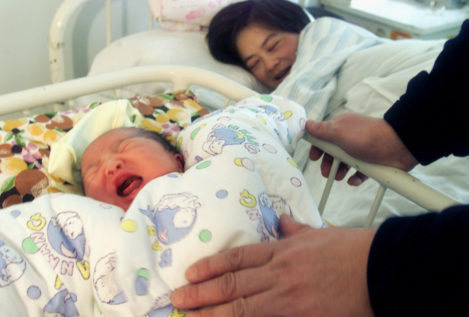 El negocio chino de nacer, parir y morir