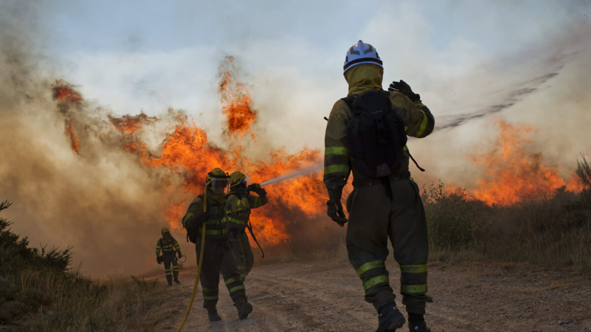 Bomberos, militares y decenas de vecinos luchan contra el Gran Incendio Forestal de Cualedro