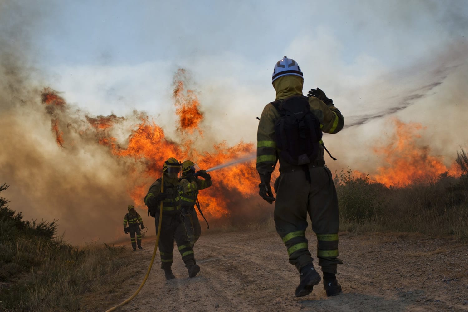 Bomberos, militares y decenas de vecinos luchan contra el Gran Incendio Forestal de Cualedro