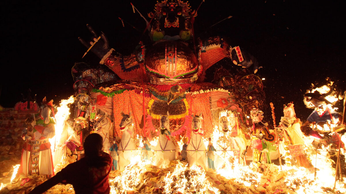 La ciudad de Dazhou en llamas para dar la bienvenida a los fantasmas