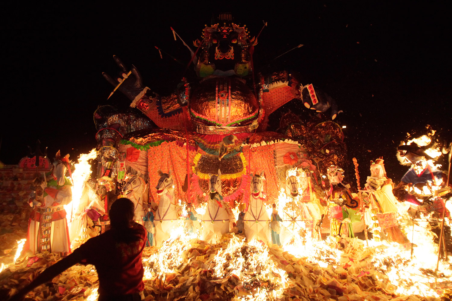 La ciudad de Dazhou en llamas para dar la bienvenida a los fantasmas