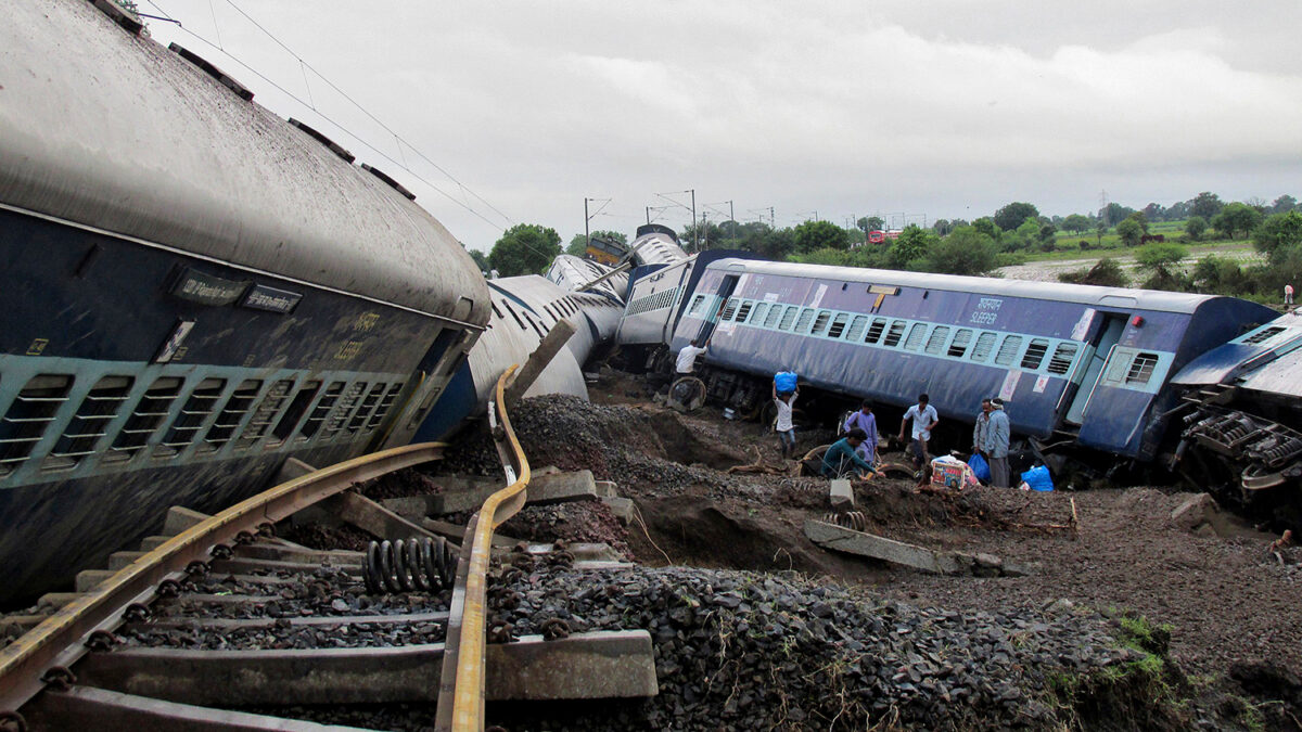 Unos 300 pasajeros han sido rescatados tras el descarrilamiento de dos trenes en India