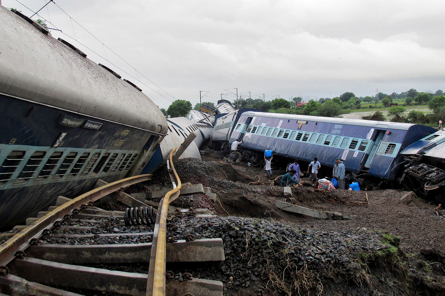 Unos 300 pasajeros han sido rescatados tras el descarrilamiento de dos trenes en India