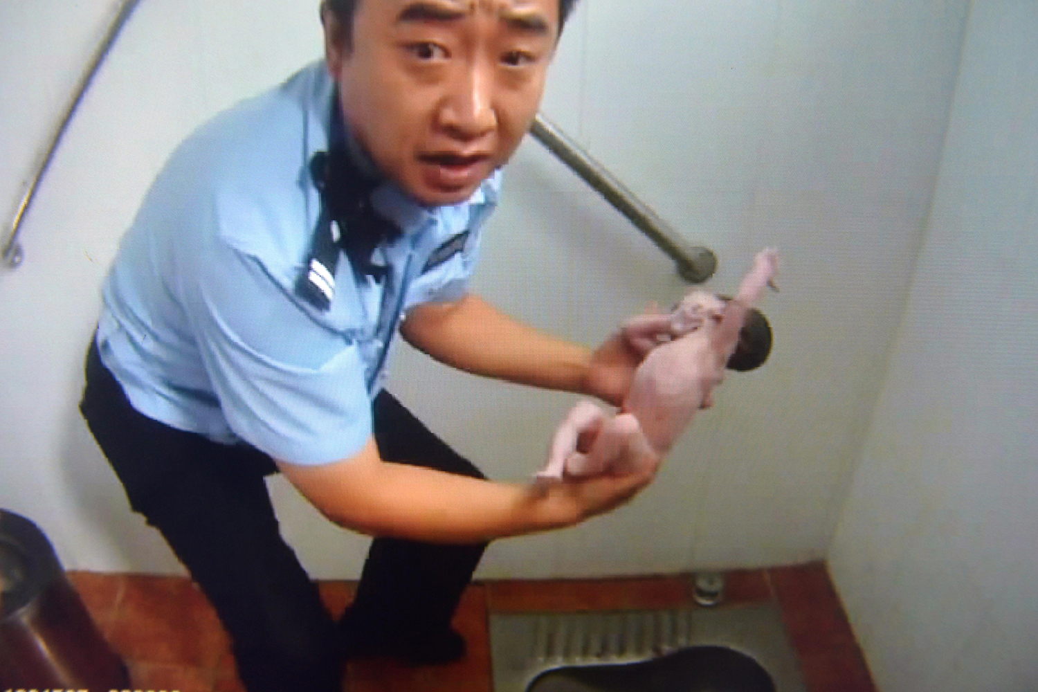 Rescatan a un bebé de unos días abandonado en una tubería de un baño público de Pekín