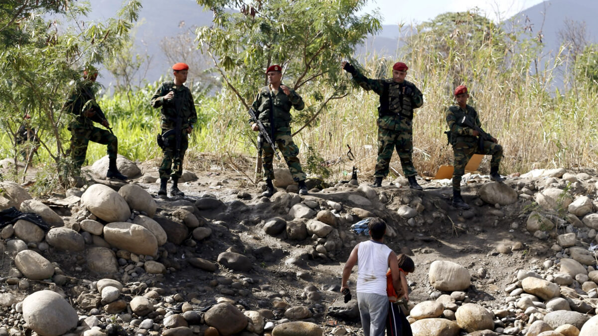 Venezuela cierra la frontera con Colombia en ambos sentidos ante el éxodo masivo