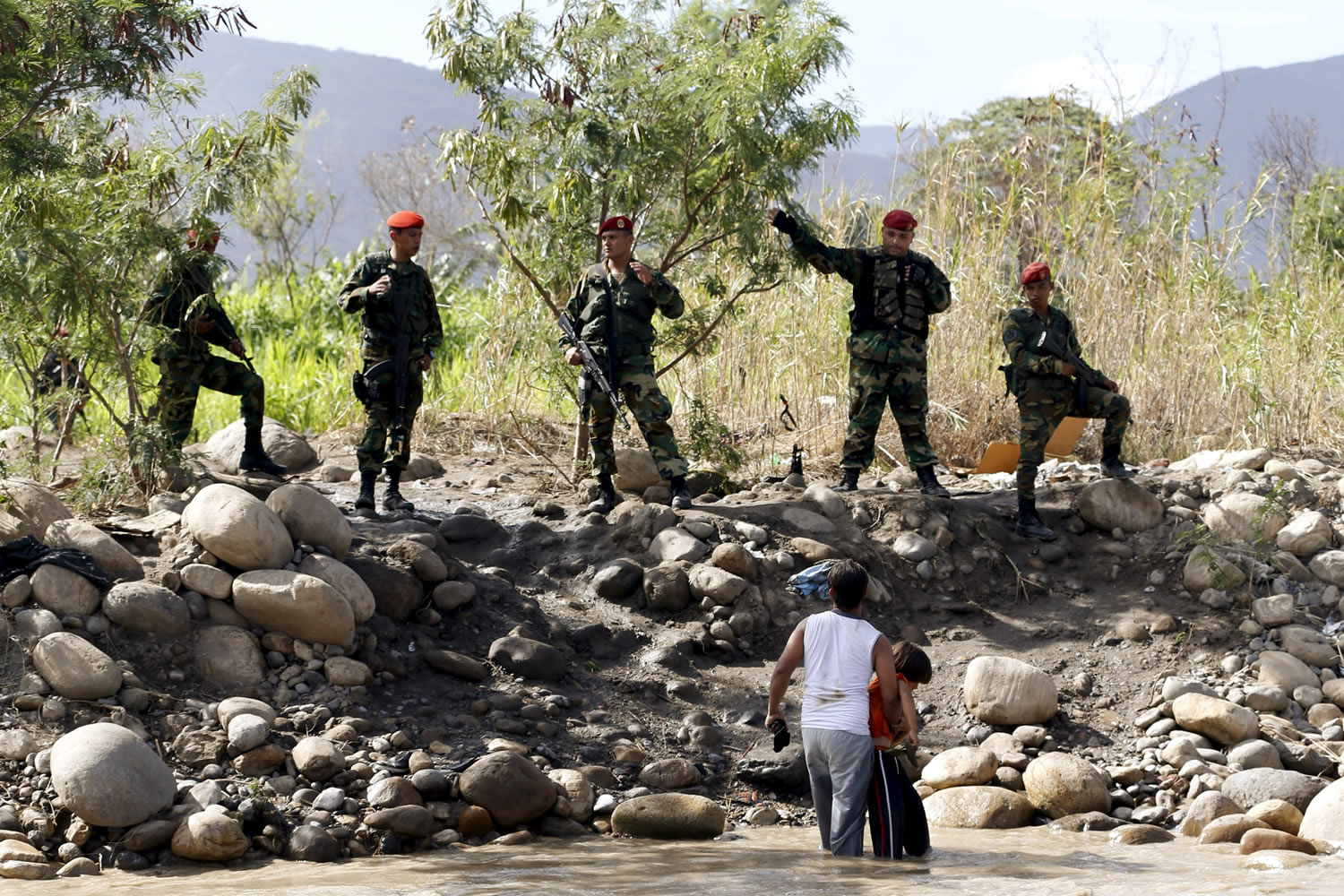 Venezuela cierra la frontera con Colombia en ambos sentidos ante el éxodo masivo