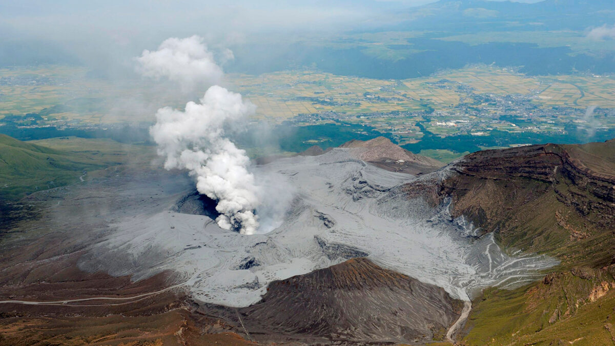 El supervolcán Monte Aso, el volcán activo más grande de Japón, entra en erupción