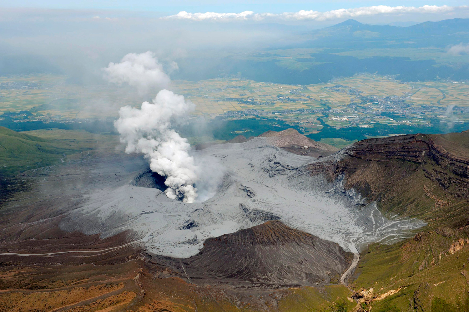 El supervolcán Monte Aso, el volcán activo más grande de Japón, entra en erupción