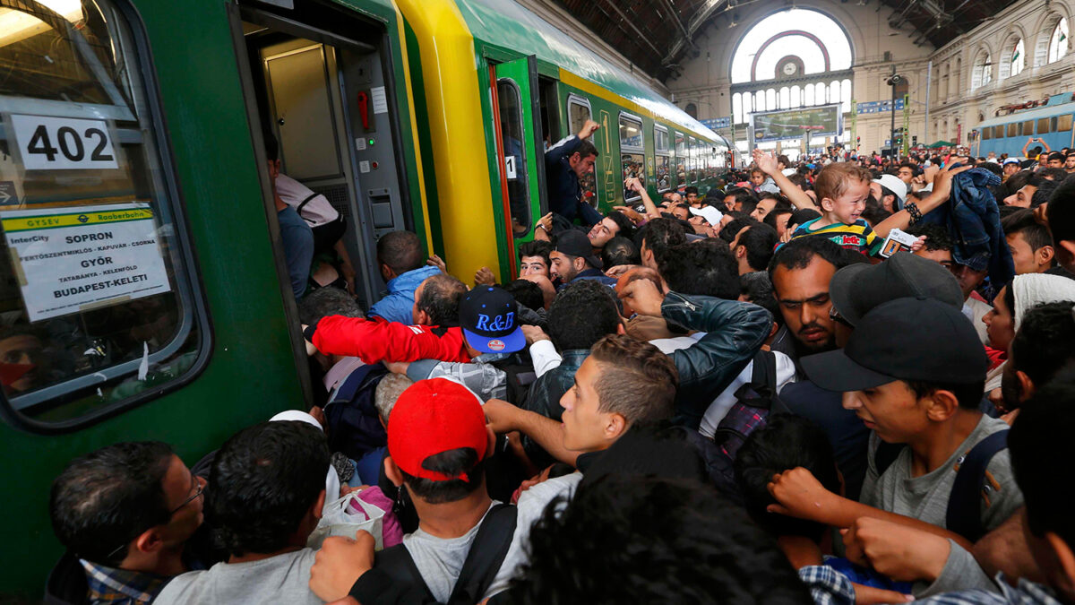 Desesperación y caos en la estación de Budapest tras la cancelación de los trenes internacionales