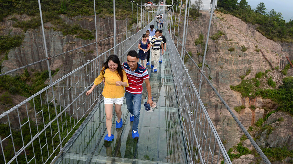 China inaugura un gigante puente de cristal que aterroriza a los visitantes