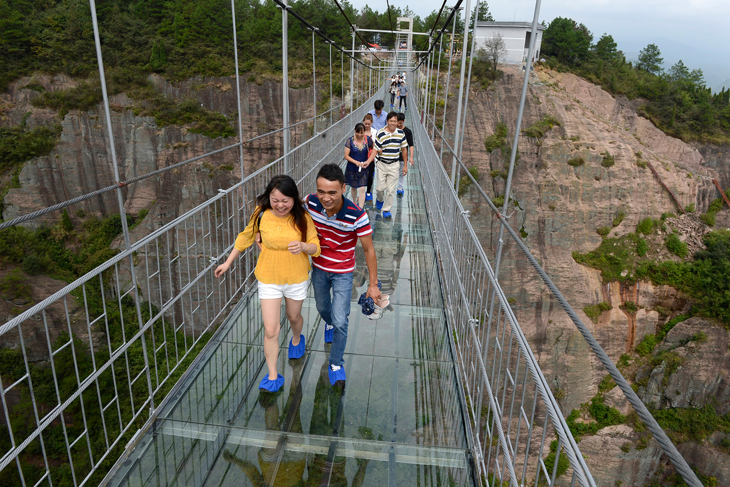 China inaugura un gigante puente de cristal que aterroriza a los visitantes