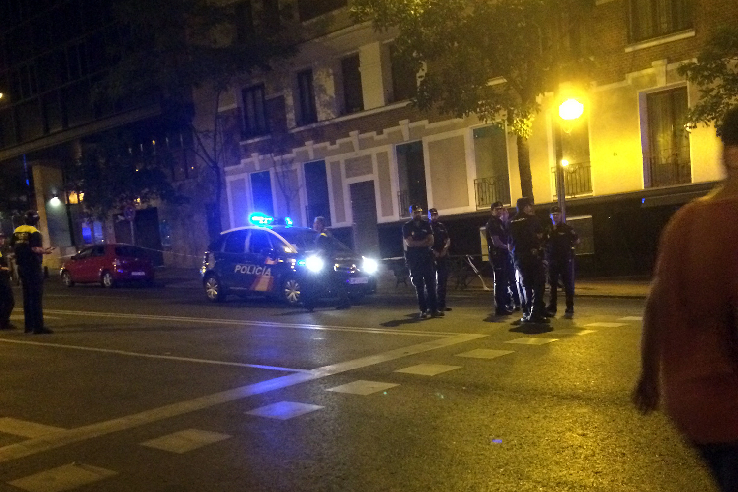 La policía desaloja Diego de León por la presencia de un coche sospechoso en la embajada de EEUU