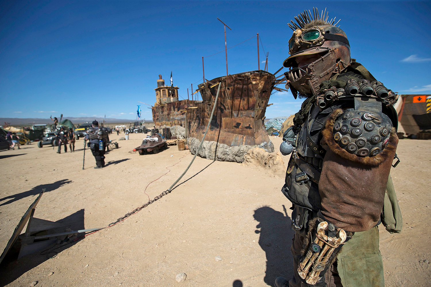Miles de personas participan en un festival post-apocalíptico en el desierto de California