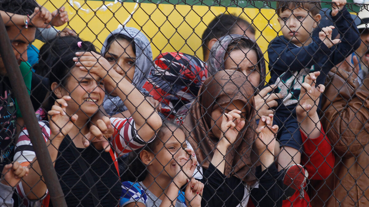 Cientos de refugiados inician una marcha a pie desde Budapest hasta la frontera con Austria