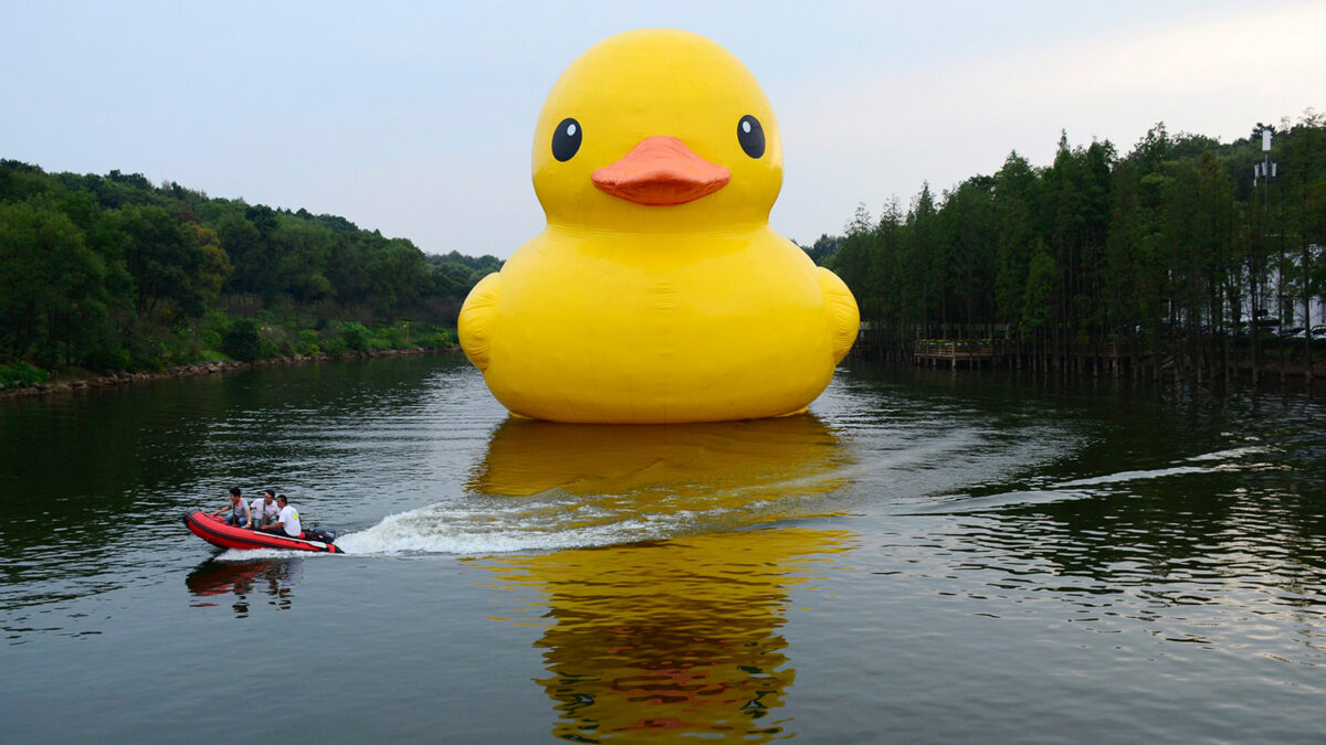 Un pato de goma gigante sorprende en China