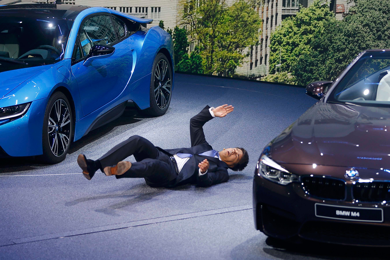 El presidente ejecutivo de BMW se desmaya cuando presentaba dos nuevos modelos