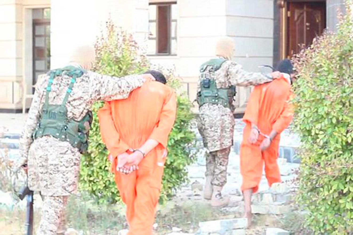 Estado Islámico ejecuta a dos supuestos espías chiítas atados a un barril de dinamita