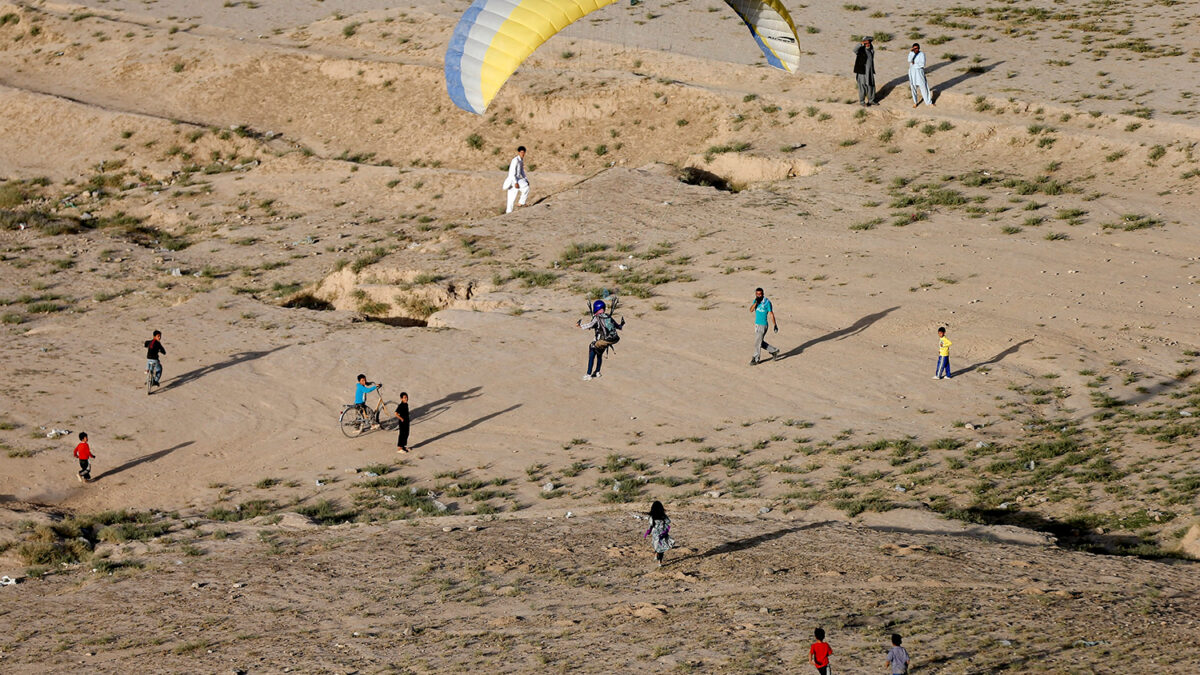 Parapentes toman el cielo de Afganistán en un hermoso espectáculo