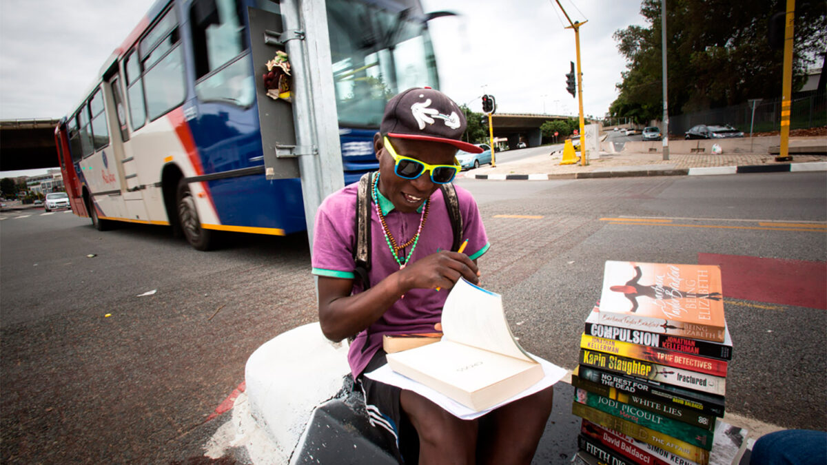 ‘El librero callejero’, el mendigo sudafricano que pide limosna criticando libros