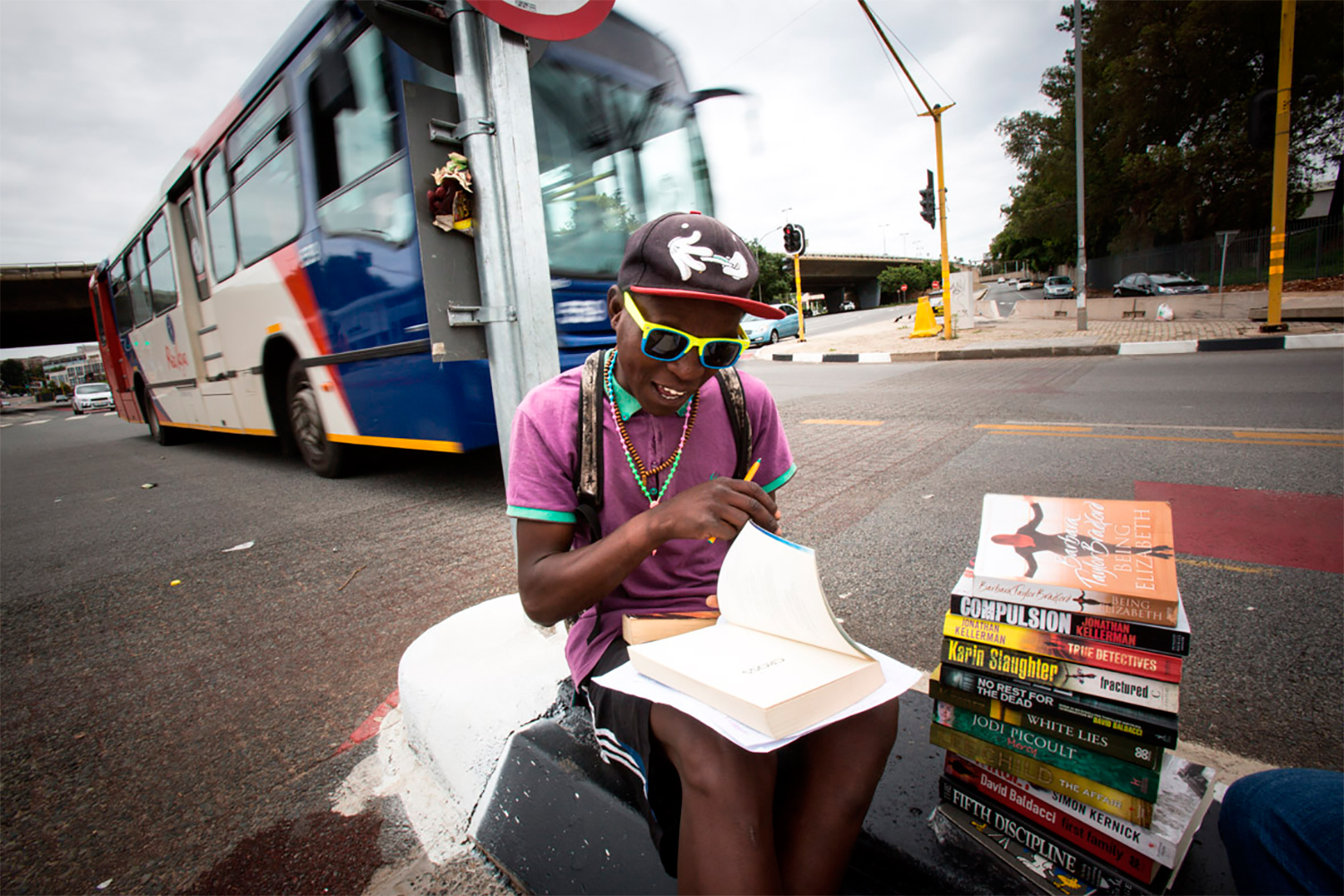 'El librero callejero', el mendigo sudafricano que pide limosna criticando libros