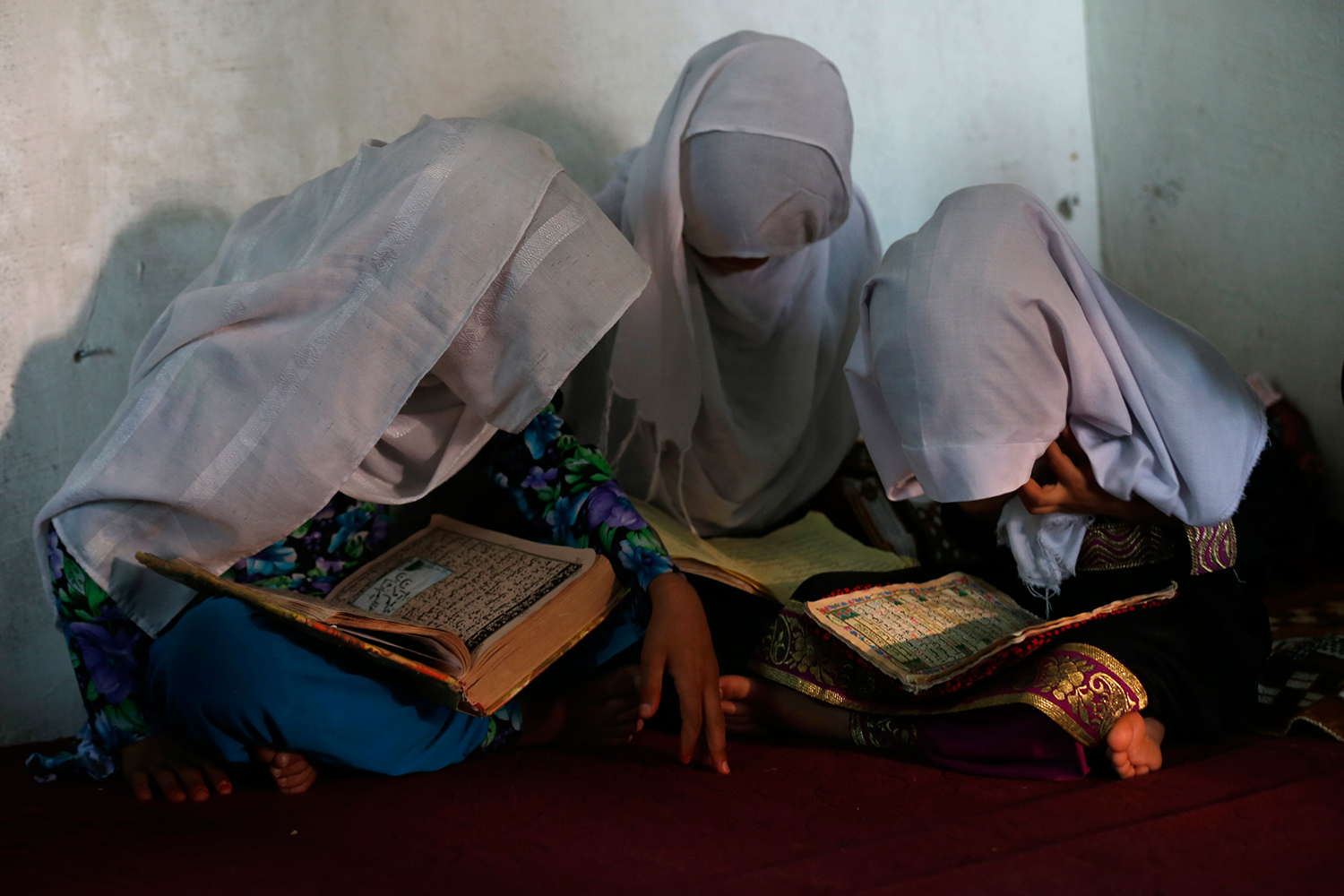 Más de un centenar de niñas intoxicadas con gas en una escuela de Afganistán