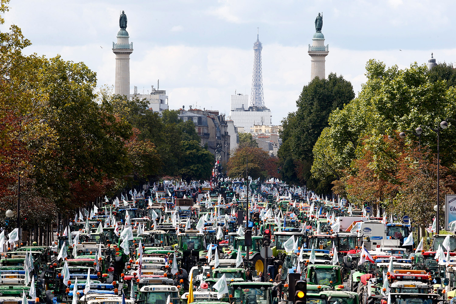 Los tractores vuelven a bloquear París en protesta por la bajada de precio de los alimentos