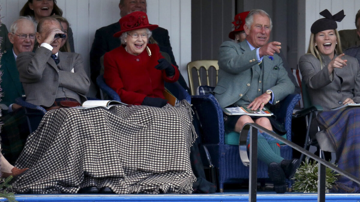 Histórico ataque de risa de la Reina de la Inglaterra en una carrera de sacos
