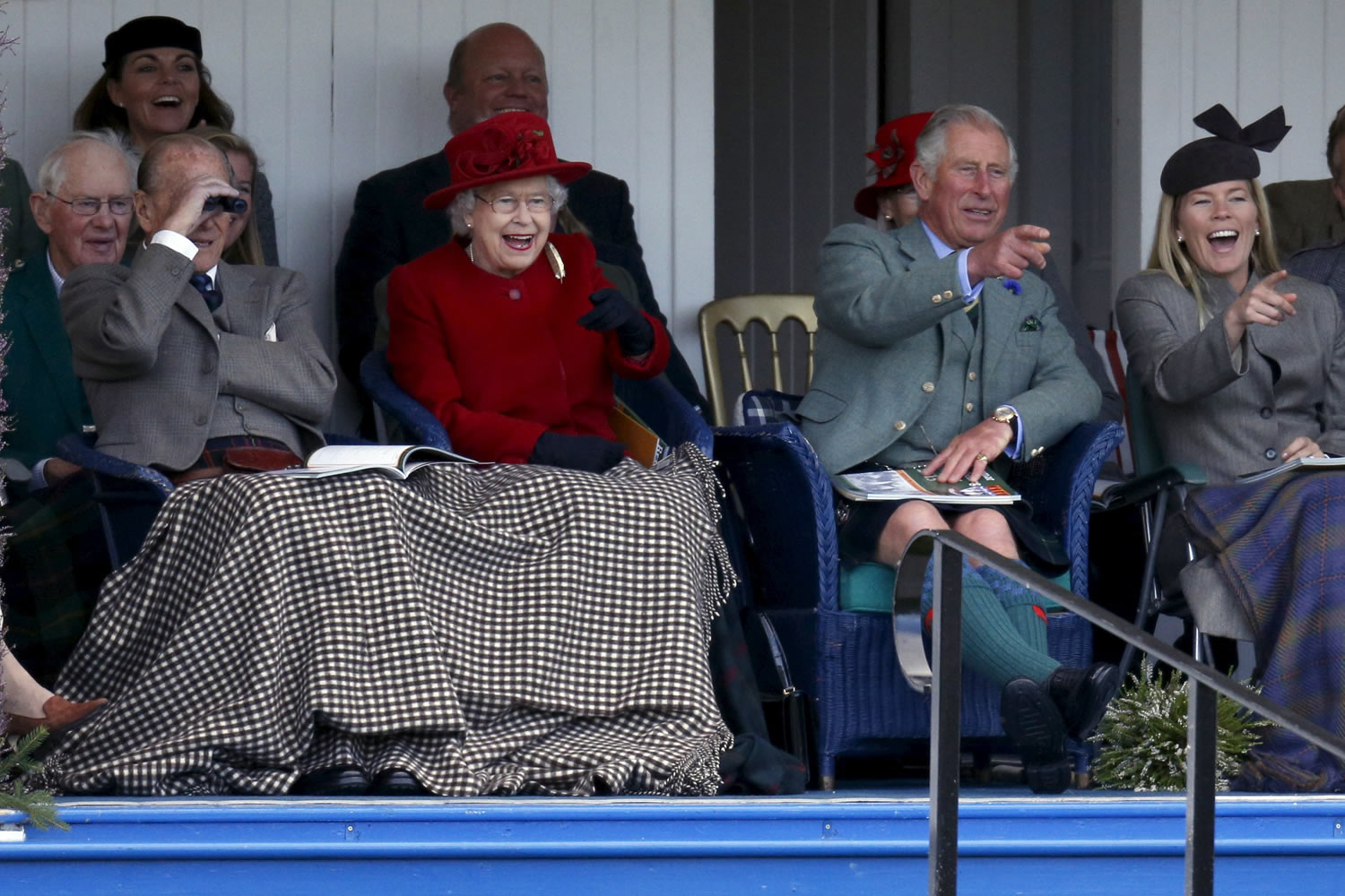 Histórico ataque de risa de la Reina de la Inglaterra en una carrera de sacos