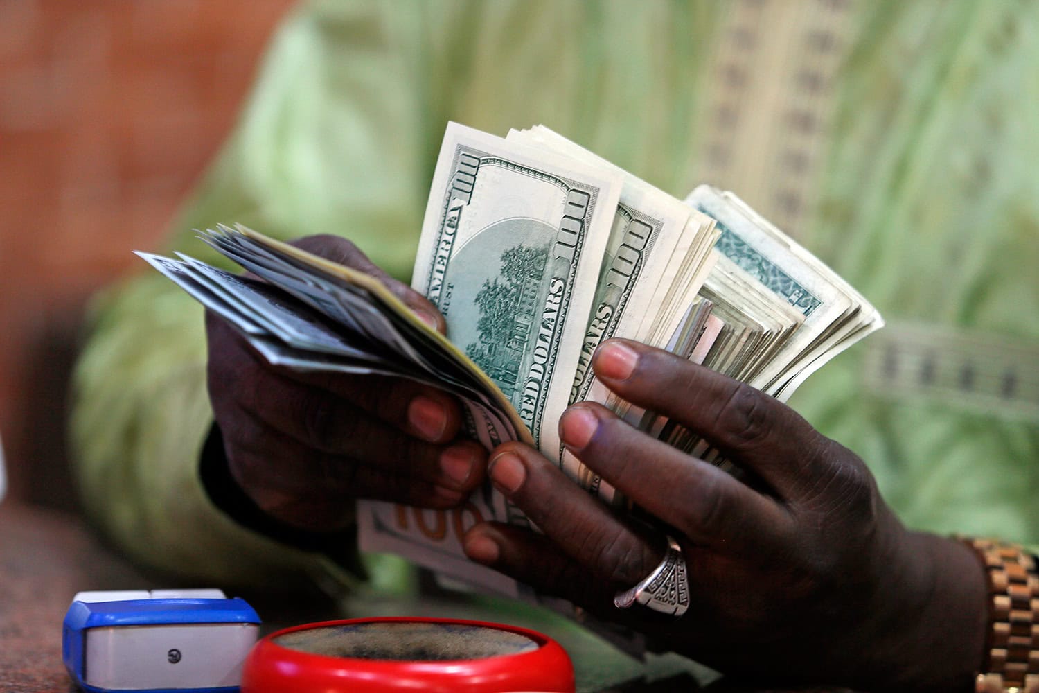 Los bancos de todo el mundo comienzan a cerrar las cuentas de nigerianos