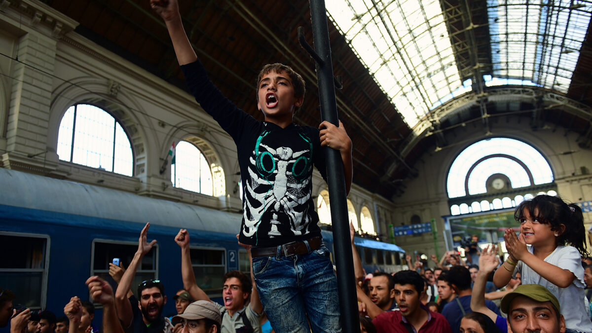 La estación de tren de Budapest reabre sin permitir la entrada a los refugiados