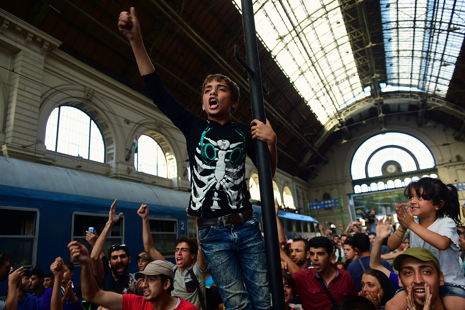 La estación de tren de Budapest reabre sin permitir la entrada a los refugiados