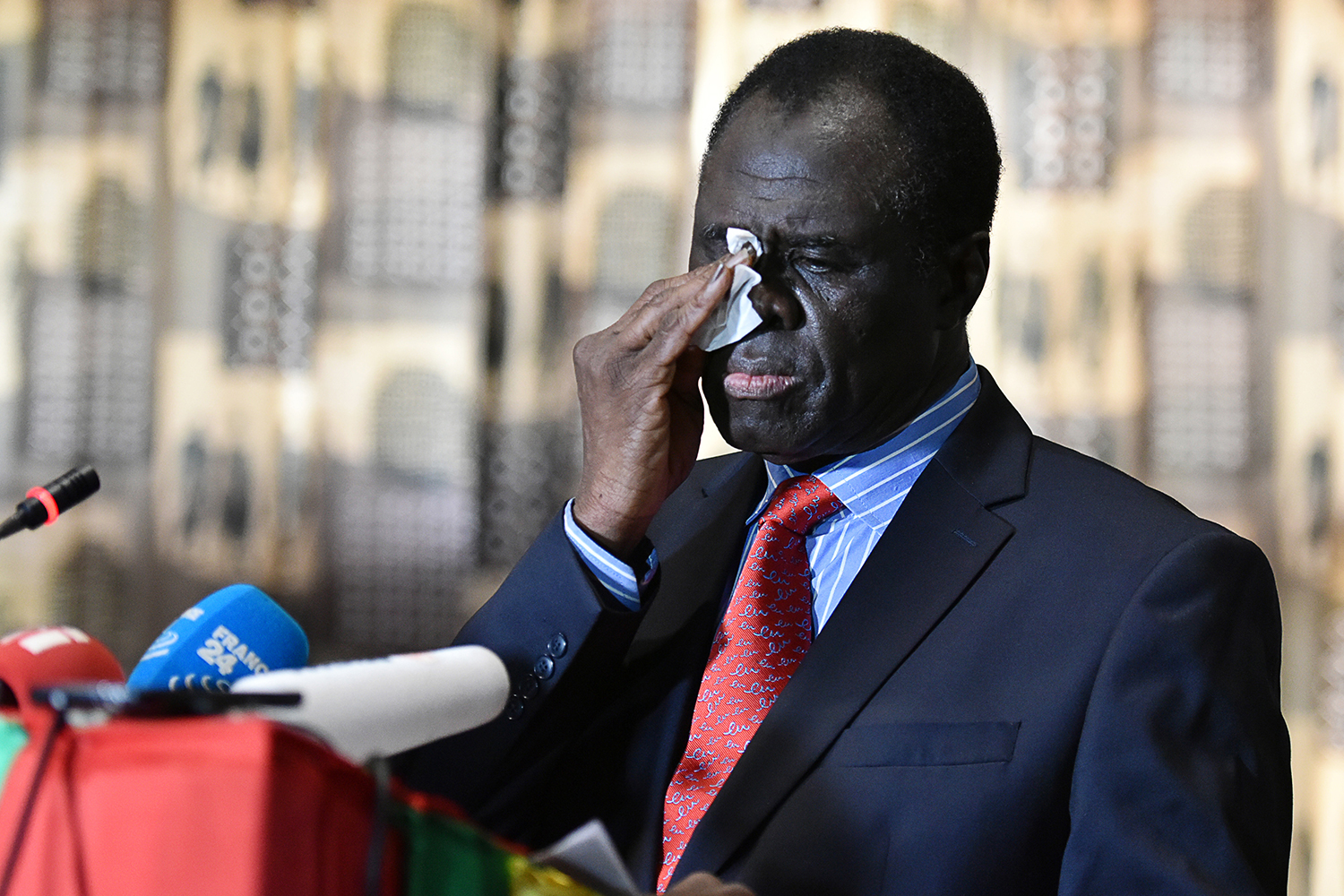 El presidente de Burkina Faso retoma el poder mientras los golpistas continúan atrincherados