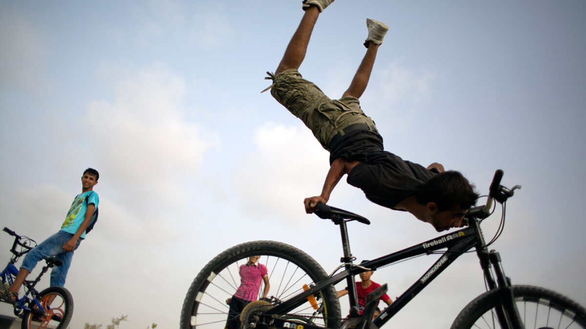 Jóvenes de Gaza practican deportes extremos imitando trucos de YouTube