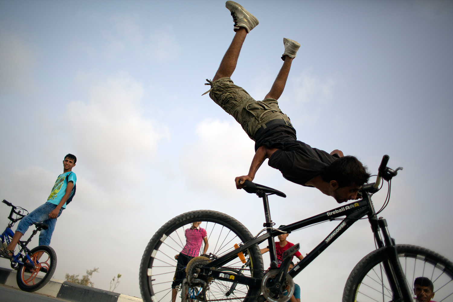 Jóvenes de Gaza practican deportes extremos imitando trucos de YouTube