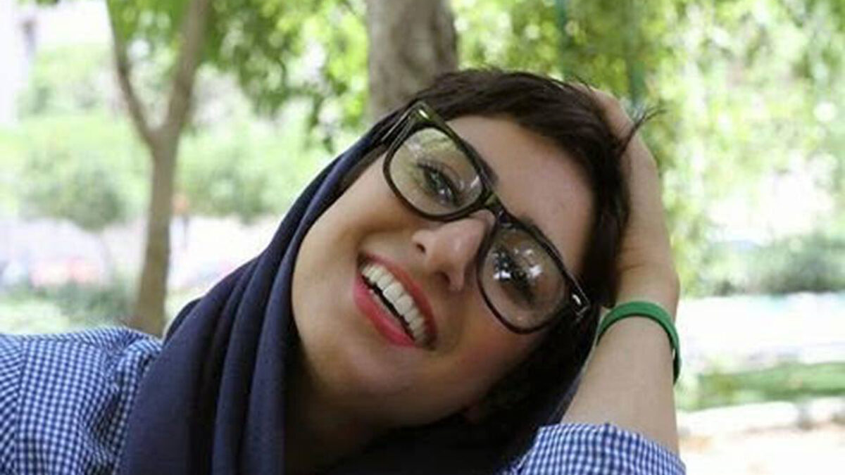 Una dibujante iraní será juzgada por dar la mano a su abogado