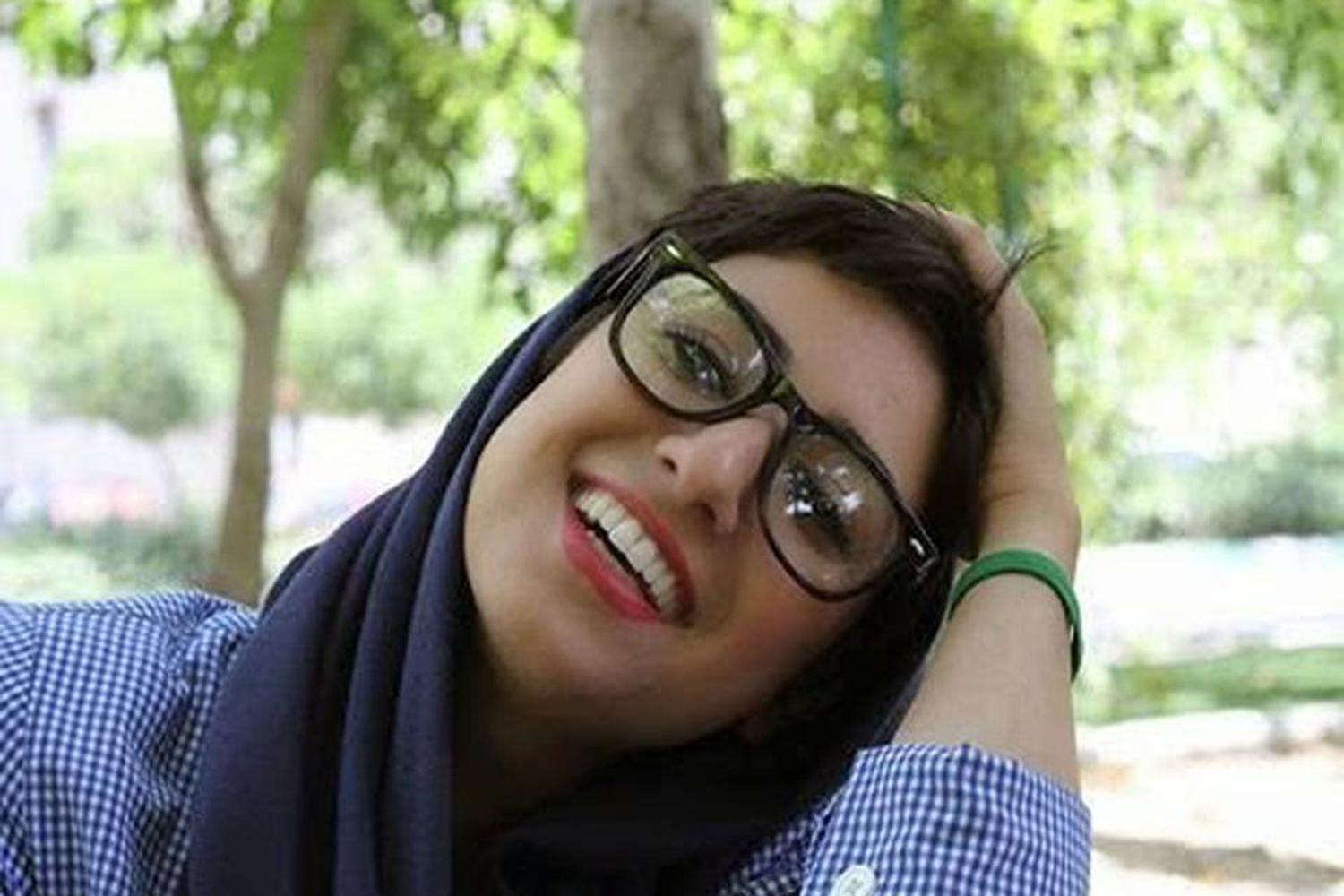 Una dibujante iraní será juzgada por dar la mano a su abogado