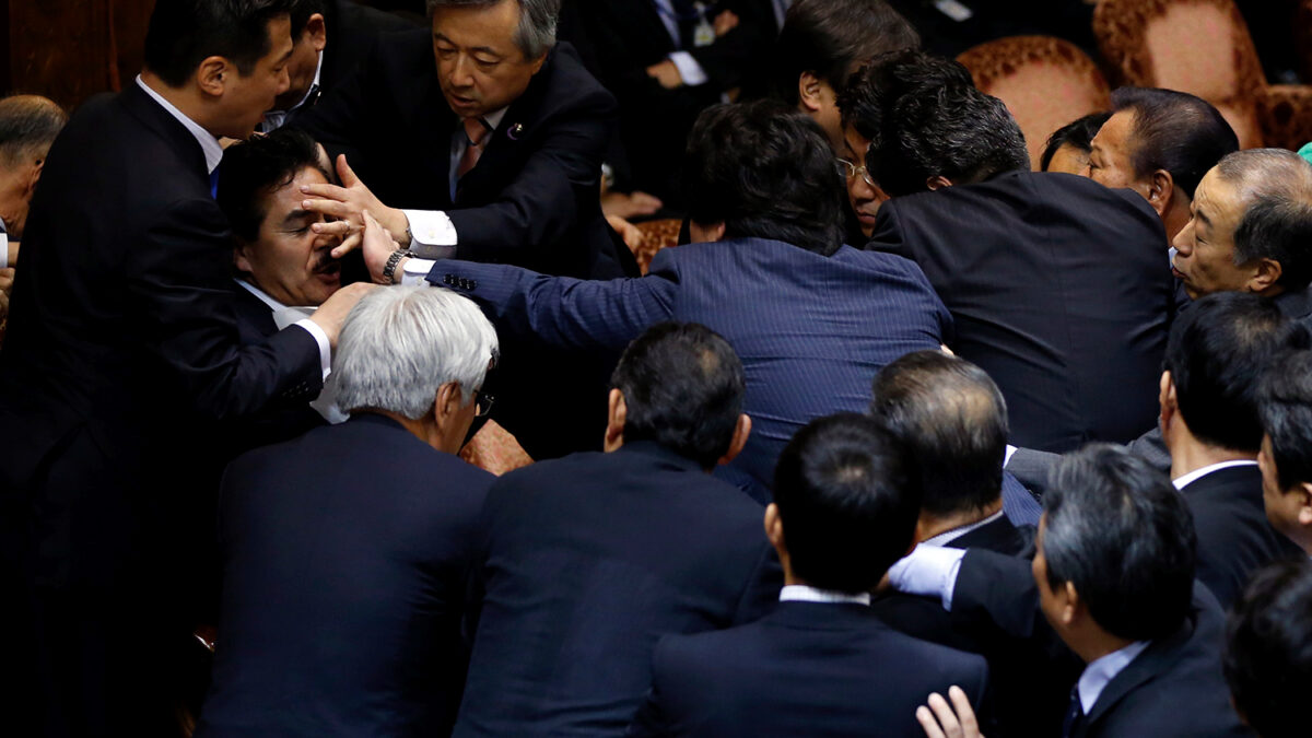 Puñetazos entre diputados en el Parlamento japonés